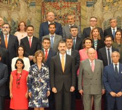 Su Majestad el Rey y Su Majestad el Rey Don Juan Carlos junto a los miembros del Patronato de la Fundación COTEC