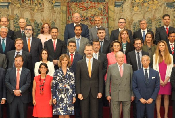 Su Majestad el Rey y Su Majestad el Rey Don Juan Carlos junto a los miembros del Patronato de la Fundación COTEC