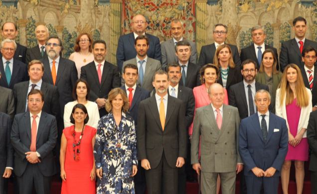 Su Majestad el Rey y Su Majestad el Rey Don Juan Carlos junto a los miembros del Patronato de la Fundación COTEC
