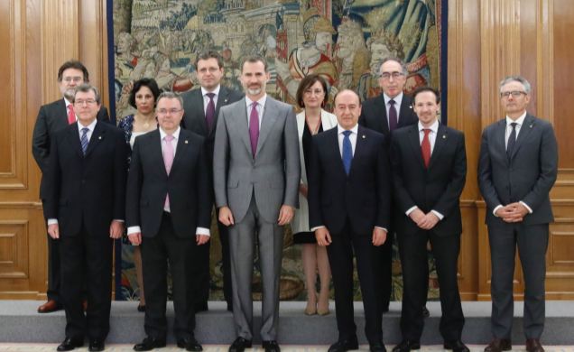 Don Felipe junto al equipo rectoral de la Universdad Politécnica de Madrid