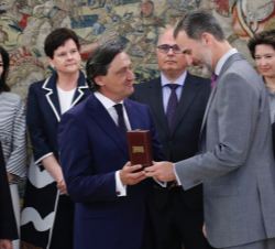 Su Majestad el Rey recibe la Medalla de Honor de la institución, en su categoría de Oro