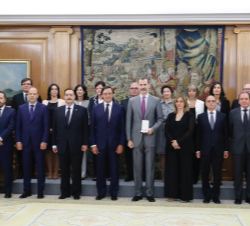 Fotografía de grupo de Su Majestad el Rey con la Junta de Gobierno del Ilustre Colegio de Procuradores de Madrid