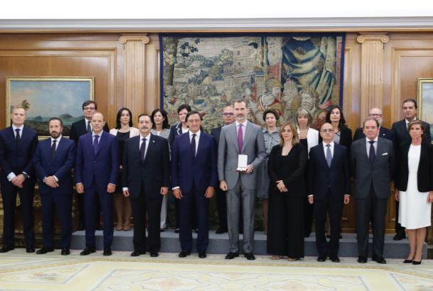 Fotografía de grupo de Su Majestad el Rey con la Junta de Gobierno del Ilustre Colegio de Procuradores de Madrid