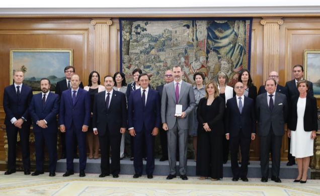Fotografía de grupo de Su Majestad el Rey con la Junta de Gobierno del Ilustre Colegio de Procuradores de Madrid