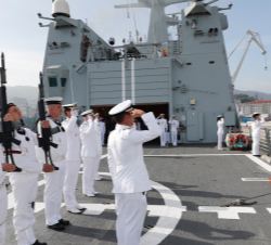 Su Majestad el Rey a su llegada recibe Honores de Ordenanza tras embarcar en el Buque de Acción Marítma "Tornado"