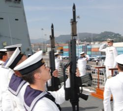 Su Majestad el Rey recibe Honores de Ordenanza en el Buque de Acción Marítma "Tornado"