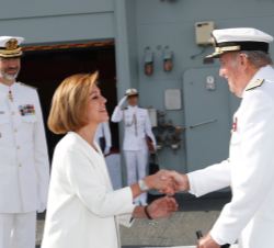 Su Majestad el Rey Don Juan Carlos recibe el saludo de la ministra de Defensa, María Dolores de Cospedal