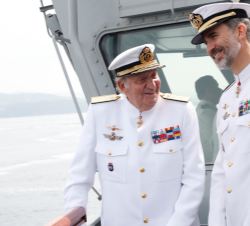 Don Felipe y Don Juan Carlos conversan al término de la revista