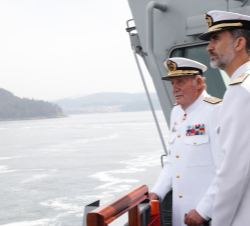 Su Majestad el Rey y Su Majestad el Rey Don Juan Carlos en el puente del Buque de Acción Marítma "Tornado"