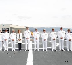 Su Majestad el Rey y Su Majestad el Rey Don Juan Carlos junto a la ministra de Defensa y autoridades militares