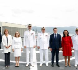 Don Felipe y Don Juan Carlos con las autoridades asistentes al acto