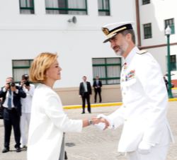 Su Majestad el Rey recibe el saludo de la ministra de Defensa, María Dolores de Cospedal, al llegar a la Escuela Naval Militar de Marín