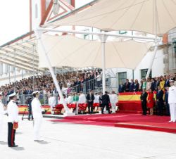 Su Majestad el Rey, junto a Su Majestad el Rey Don Juan Carlos, en el palco de Honor recibe novedades tras haber pasado revista