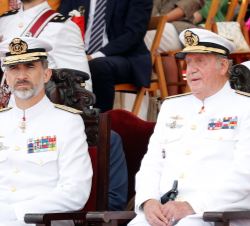 Su Majestad el Rey, junto a Su Majestad el Rey Don Juan Carlos, en el palco de Honor