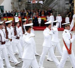 Su Majestad el Rey y Su Majestad el Rey Don Juan Carlos durante el desfile militar al paso del Batallón de Alumnos de la Escuela Militar Naval