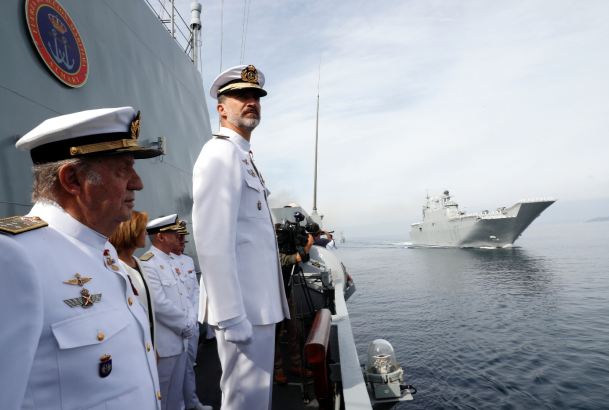 Su Majestad el Rey y Su Majestad el Rey Don Juan Carlos al inicio de la revista de las naves de la Armada