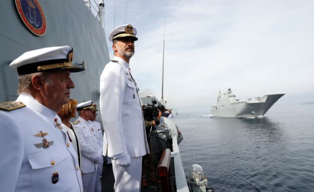 Su Majestad el Rey y Su Majestad el Rey Don Juan Carlos al inicio de la revista de las naves de la Armada
