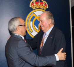 Don Juan Carlos recibe el saludo de Alejandro Blanco, presidente del Comité Olímpico Español