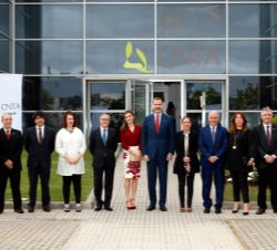 Sus Majestades los Reyes junto a las autoridades asistentes al acto en el Centro Nacional de Tecnología y Seguridad Alimentaria - CNTA