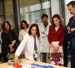 Sus Majestades los Reyes durante la visita a los laboratorios de composición, análisis de contaminantes y composición nutricional de alimentos, recibe
