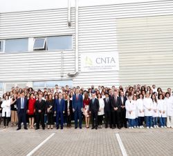 Don Felipe y Doña Letizia con las autoridades, equipo científico y trabajadores del Centro Nacional de Tecnología y Seguridad Alimentaria - CNTA