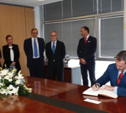 Firma del Libro de Honor del CNTA del Centro Nacional de Tecnología y Seguridad Alimentaria - CNTA