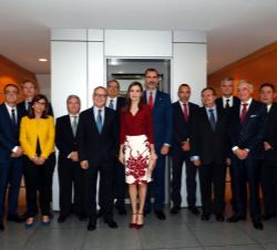 Sus Majestades los Reyes junto al personal del Centro Nacional de Tecnología y Seguridad Alimentaria - CNTA