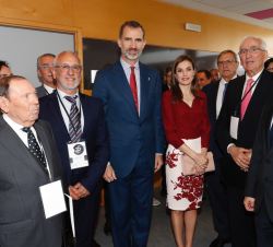 Sus Majestades los Reyes con asistentes al acto