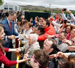 Don Felipe y Doña Letizia reciben el saludo de las personas que esperaban en la calle al término del acto