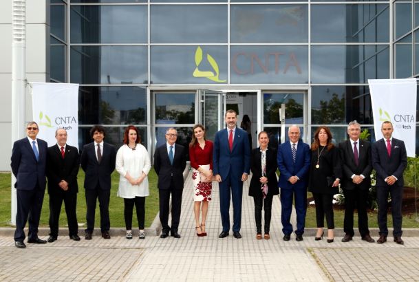 Sus Majestades los Reyes junto a las autoridades asistentes al acto en el Centro Nacional de Tecnología y Seguridad Alimentaria - CNTA