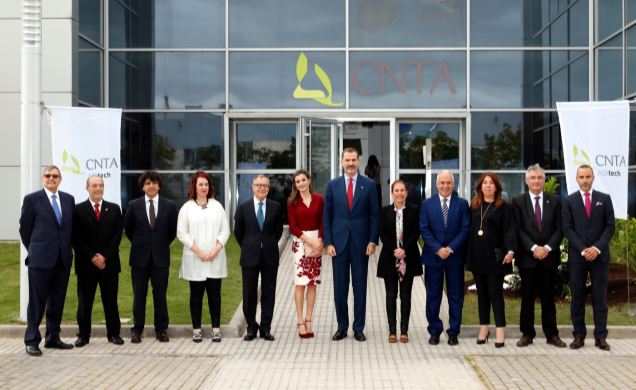 Sus Majestades los Reyes junto a las autoridades asistentes al acto en el Centro Nacional de Tecnología y Seguridad Alimentaria - CNTA