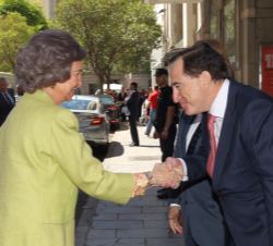 Su Majestad la Reina Doña Sofía recibe el saludo del presidente de Mapfre y su Fundación, Antonio Huertas, a su llegada al acto