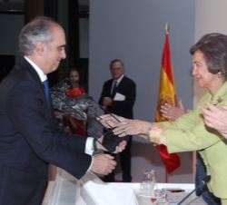Su Majestad la Reina Doña Sofía entrega el Premio “a la Mejor iniciativa en Prevención de Accidentes” al el presidente de Alsa Grupo S.L.U