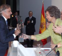 Su Majestad la Reina Doña Sofía entrega el Premio “a la Mejor Iniciativa en Acción Social”, al presidente de la Fundación Aladina, Francis