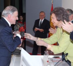 Su Majestad la Reina Doña Sofía entrega el Premio a “Toda una vida profesional, José Manuel Martínez Martínez”, al Doctor Valentín Fuster 
