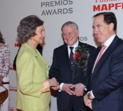 Su Majestad la Reina Doña Sofía tras la entrega de los galardones, conversa con el presidente de Mapfre y su Fundación, Antonio Huertas y el doctor Va