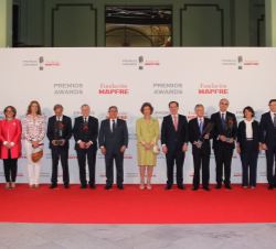 Fotografía de grupo de Su Majestad la Reina Doña Sofía con los premiados y las autoridades asistentes al acto