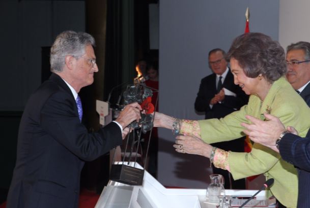 Su Majestad la Reina Doña Sofía entrega el Premio “a la Mejor Iniciativa en Promoción de la Salud” al Doctor Luis Rojas Marcos