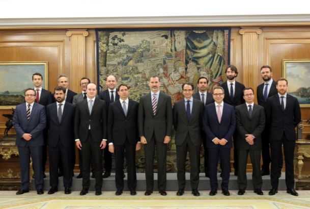 Su Majestad el Rey junto a los representantes de los delegados participantes en la 