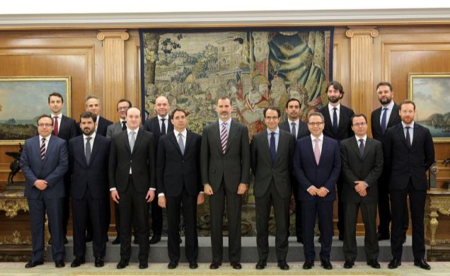 Su Majestad el Rey junto a los representantes de los delegados participantes en la "21st Anual European Financial Services Confeence"