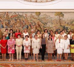 Su Majestad la Reina junto a una represenación de la "Asociación Colectivo de Cultura Popular Alhama"