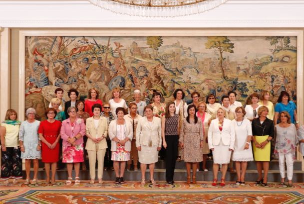 Su Majestad la Reina junto a una represenación de la 