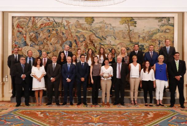 Su Majestad la Reina junto a una represenación del 