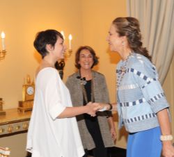 Su Alteza Real la Infanta Doña Elena recibe el saludo de Clara Mégias, profesora de Artes Plásticas y Visuales del Centro Universitario de Magisterio 