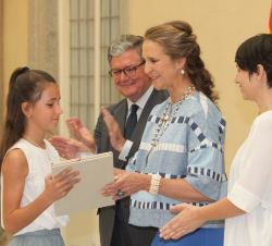 Su Alteza Real la Infanta Doña Elena hace entrega de uno de los galardones a una alumna