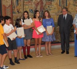 Su Alteza Real la Infanta Doña Elena conversa con alumons que han sido premiados