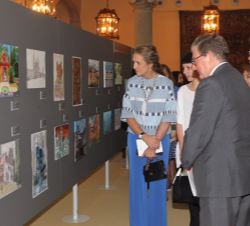 Su Alteza Real la Infanta Doña Elena recorre la exposición con dibujos ganadores del concurso