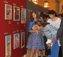 Su Alteza Real la Infanta Doña Elena observa los dibujos ganadores del concurso