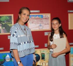 Su Alteza Real la Infanta Doña Elena con una alumna ganadora del concurso