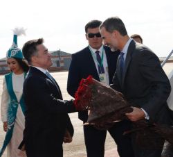 Su Majestad el Rey es recibido por el Ministro de Economía de la República de Kazajistán a su llegada al Aeropuerto Internacional de Astaná